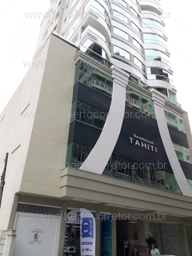 APARTAMENTO 3 SUTES NO MIOLO DE MEIA PRAIA !!