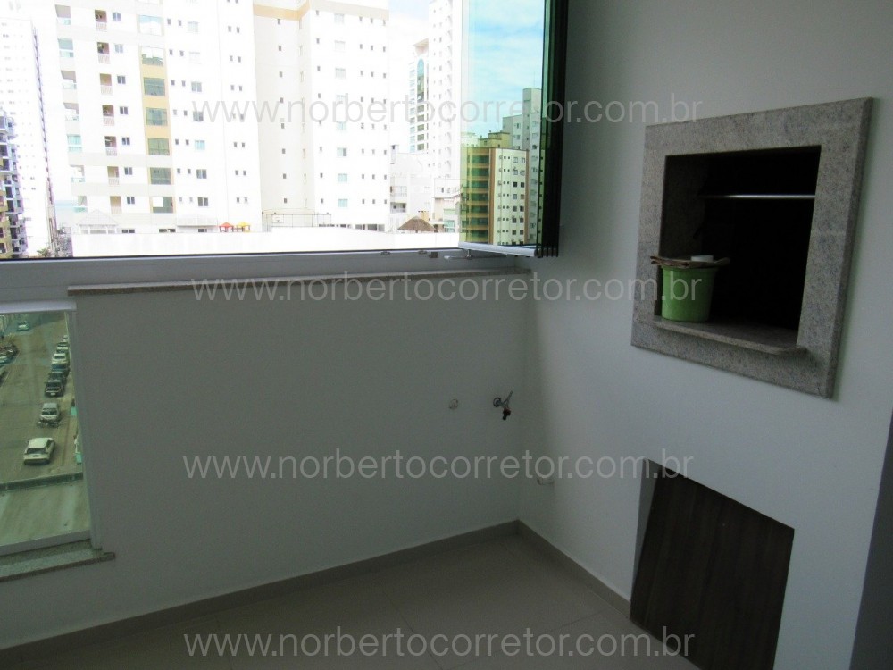 APARTAMENTO 3 SUTES NO MIOLO DE MEIA PRAIA !!