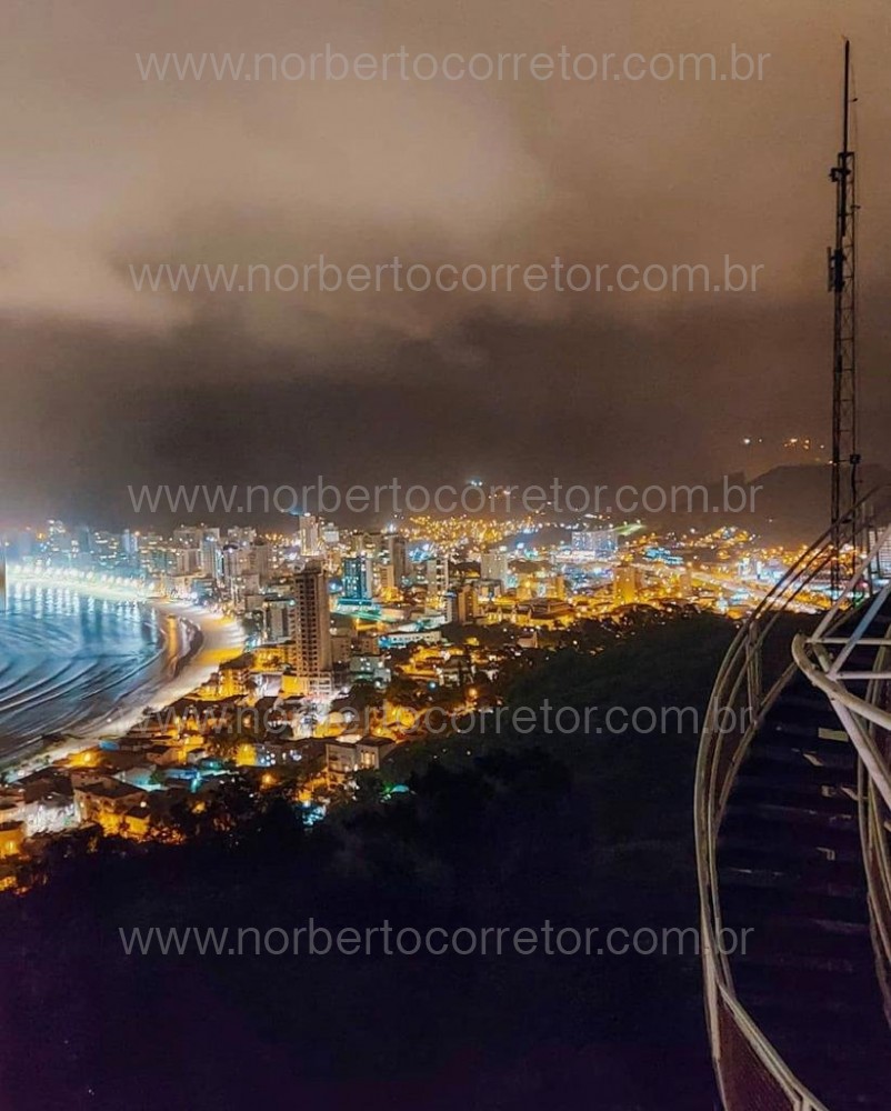 APARTAMENTO 3 SUTES NO MIOLO DE MEIA PRAIA !!