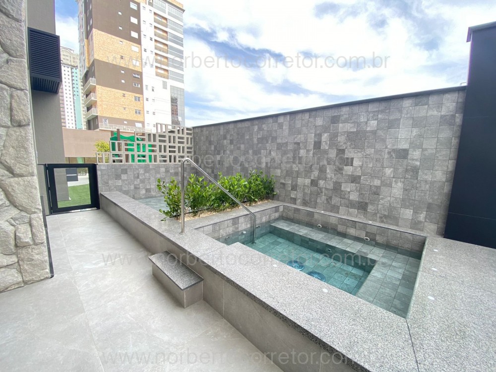 APARTAMENTO 03 SUTES NA QUADRA MAR DE MEIA PRAIA