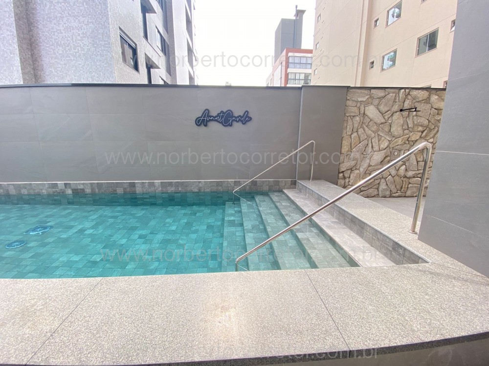 APARTAMENTO 03 SUTES NA QUADRA MAR DE MEIA PRAIA