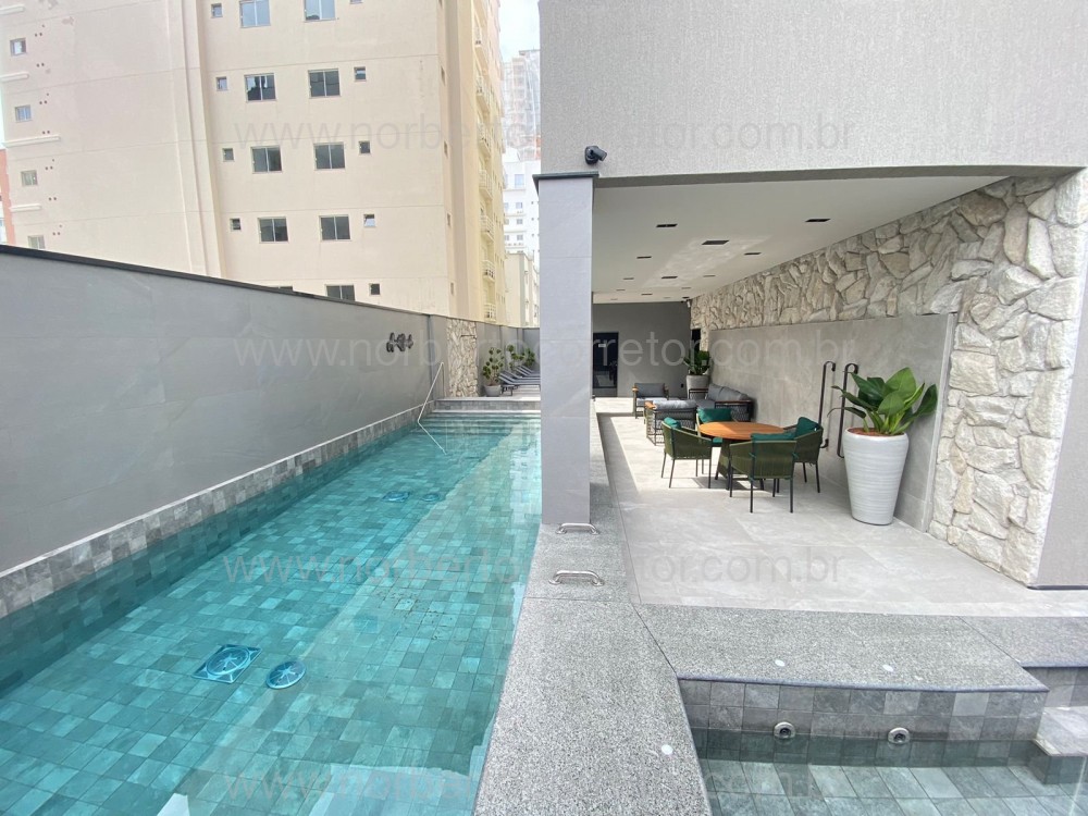 APARTAMENTO 03 SUTES NA QUADRA MAR DE MEIA PRAIA