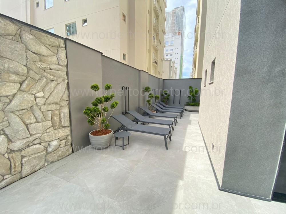 APARTAMENTO 03 SUTES NA QUADRA MAR DE MEIA PRAIA