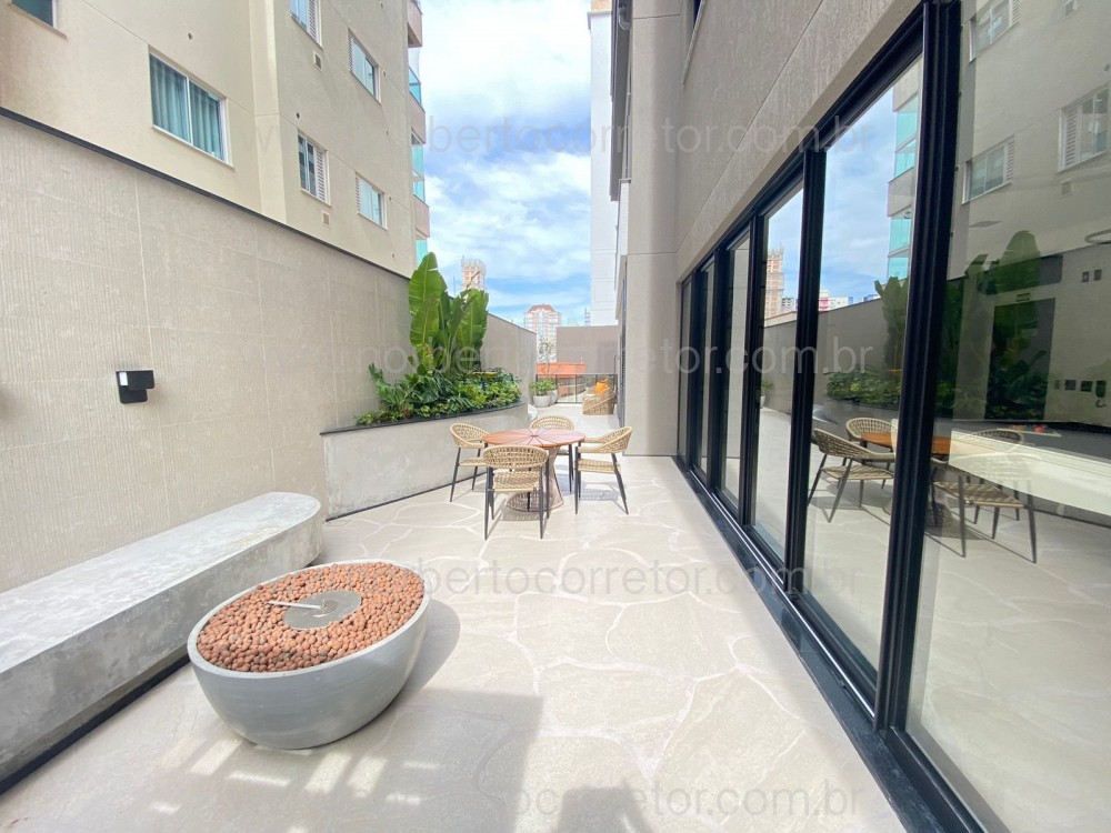 APARTAMENTO 03 SUTES NA QUADRA MAR DE MEIA PRAIA