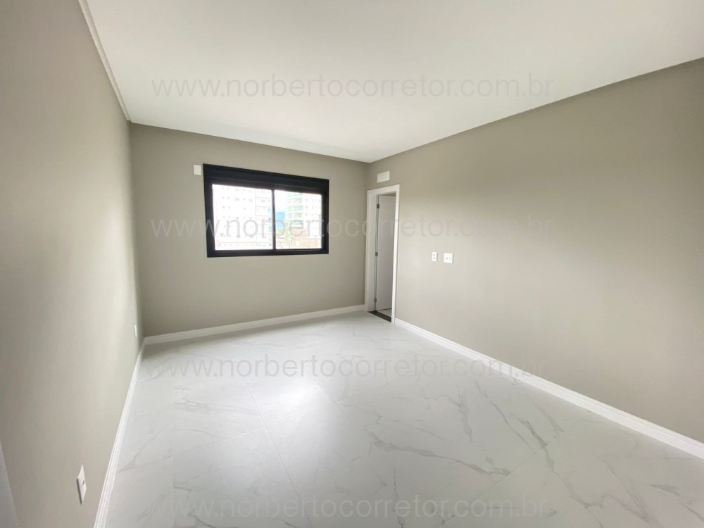 APARTAMENTO 03 SUTES NA QUADRA MAR DE MEIA PRAIA