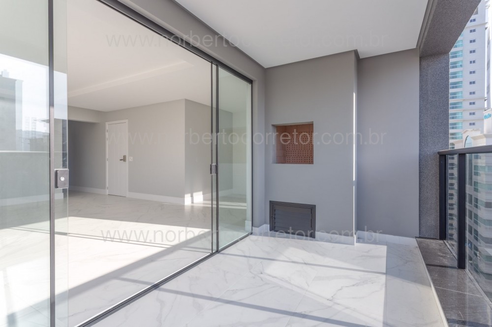 APARTAMENTO 03 SUTES A VENDA EM MEIA PRAIA