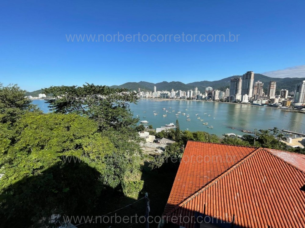 CASA NO CANTO DA PRAIA ITAPEMA  4 SUTES 