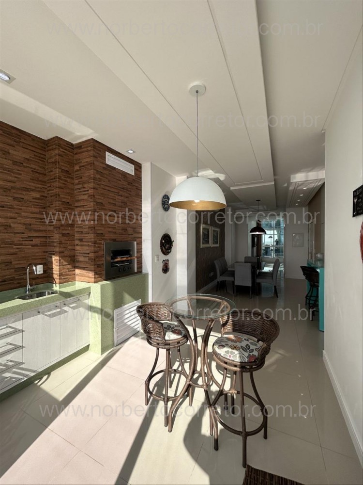 APARTAMENTO 03 SUTES QUADRA MAR EM MEIA PRAIA 