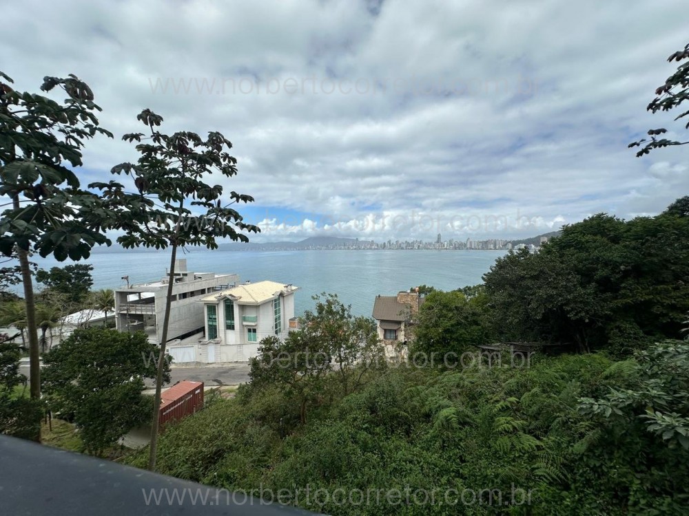 CASA A VENDA EM ITAPEMA NO CANTO DA PRAIA 