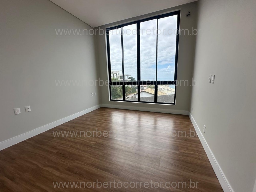 CASA A VENDA EM ITAPEMA NO CANTO DA PRAIA 