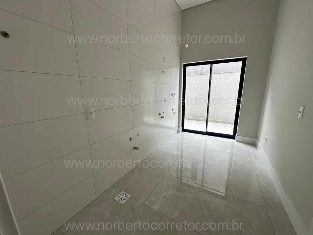 CASA A VENDA EM ITAPEMA NO CANTO DA PRAIA 