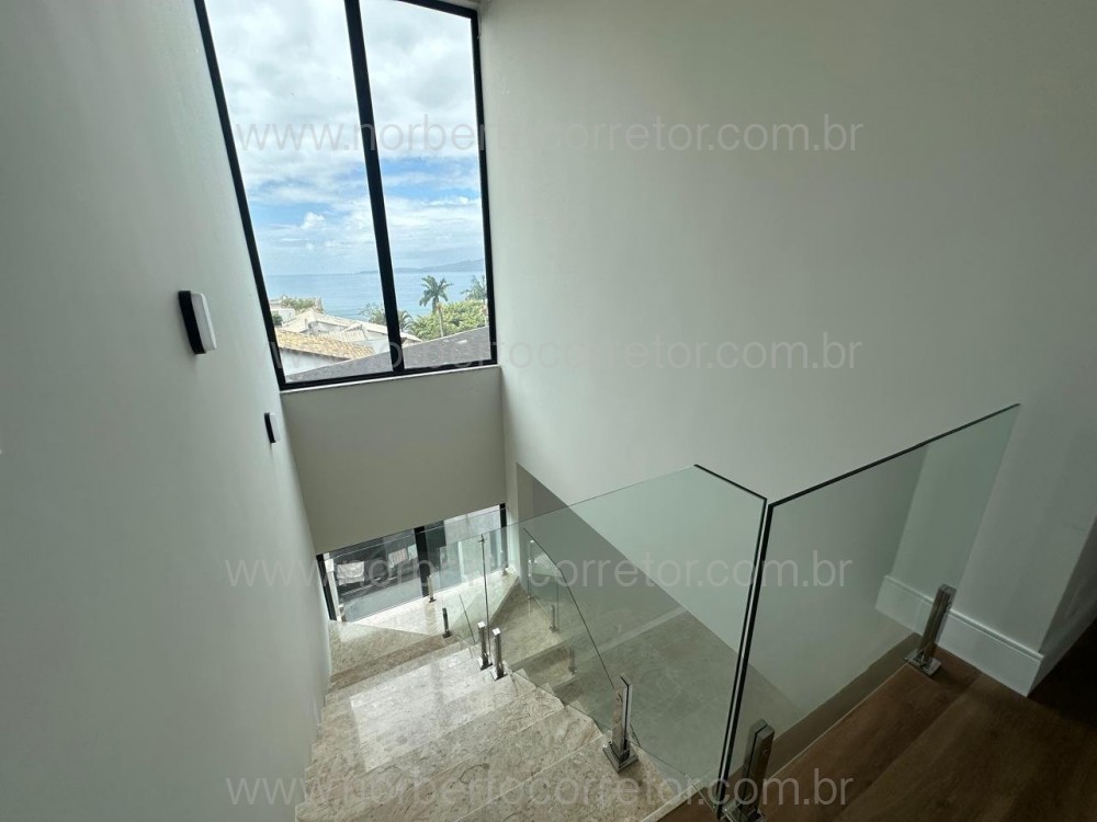 CASA A VENDA EM ITAPEMA NO CANTO DA PRAIA 