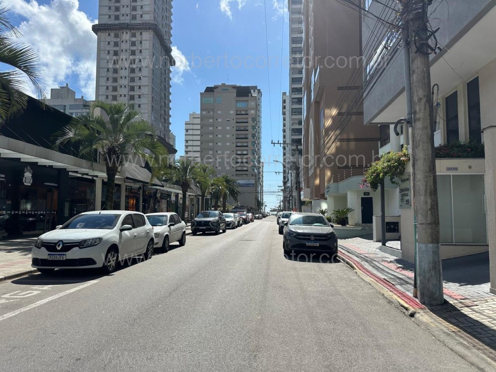 Apartamento 02 Dormitrios em Meia Praia - Itapema