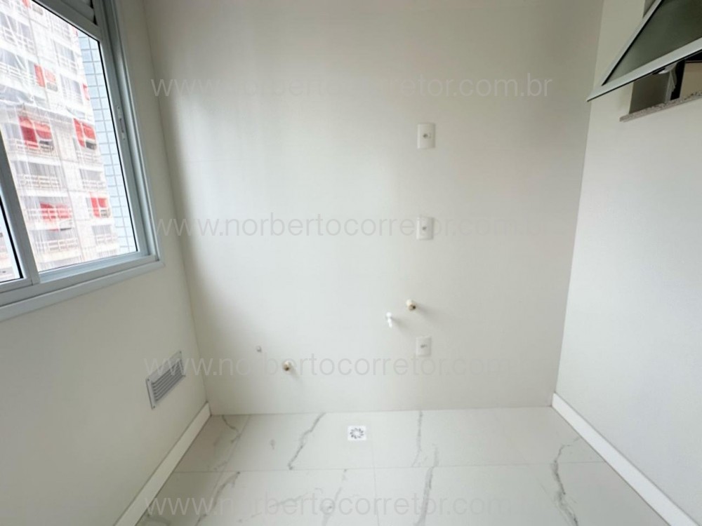 Apartamento 03 sutes em Meia Praia Itapema SC 