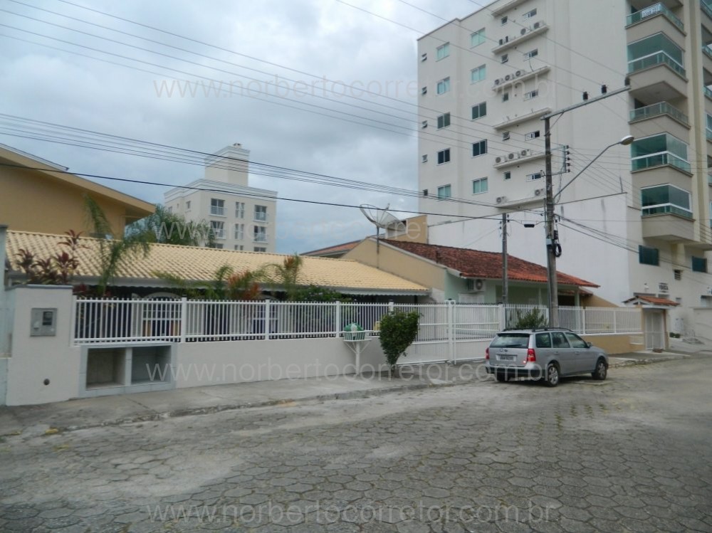 CASA PARA EXCURSO COM PISCINA PARA  60 PESSOAS