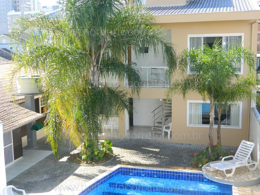 CASA PARA EXCURSO COM PISCINA PARA  60 PESSOAS