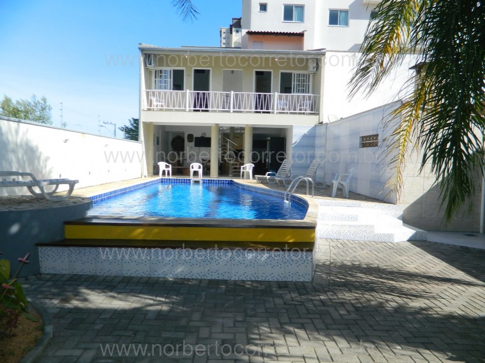 CASA PARA EXCURSO COM PISCINA PARA  60 PESSOAS