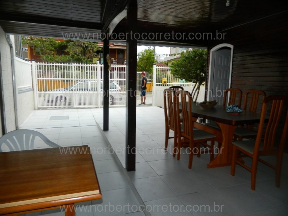 CASA PARA EXCURSO COM PISCINA PARA  60 PESSOAS