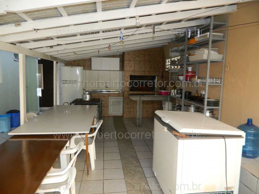 CASA PARA EXCURSO COM PISCINA PARA  60 PESSOAS