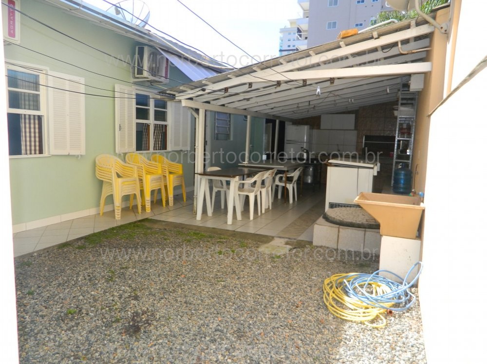 CASA PARA EXCURSO COM PISCINA PARA  60 PESSOAS