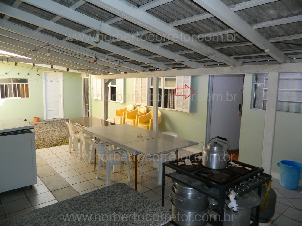 CASA PARA EXCURSO COM PISCINA PARA  60 PESSOAS