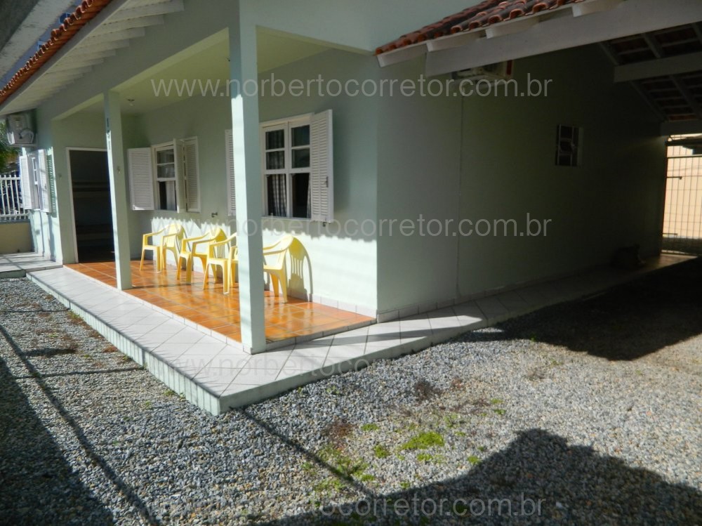 CASA PARA EXCURSO COM PISCINA PARA  60 PESSOAS