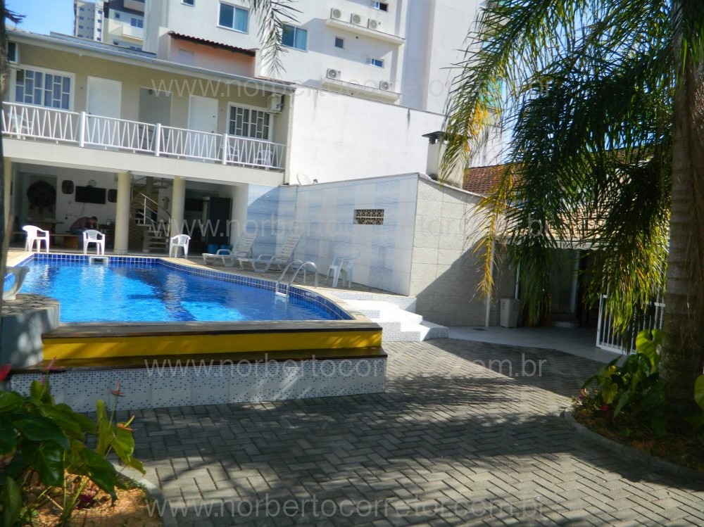 CASA PARA EXCURSO COM PISCINA PARA  60 PESSOAS