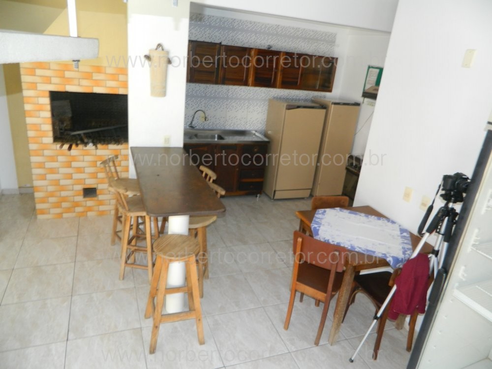 CASA PARA EXCURSO COM PISCINA PARA  60 PESSOAS