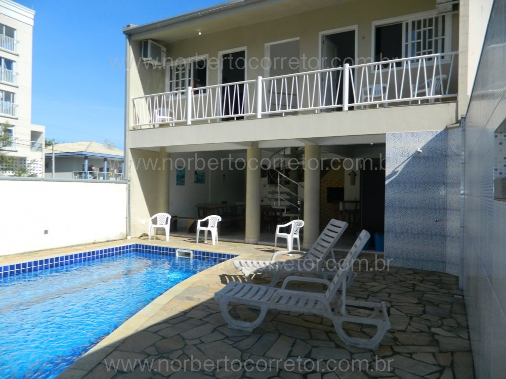 CASA PARA EXCURSO COM PISCINA PARA  60 PESSOAS