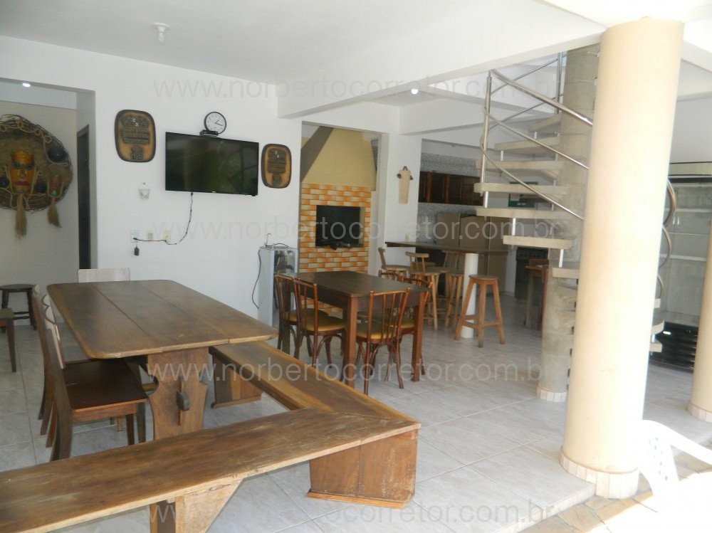 CASA PARA EXCURSO COM PISCINA PARA  60 PESSOAS