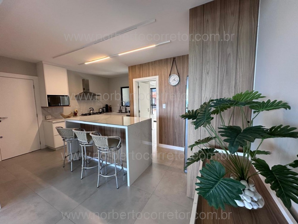 COBERTURA FRENTE MAR MEIA PRAIA