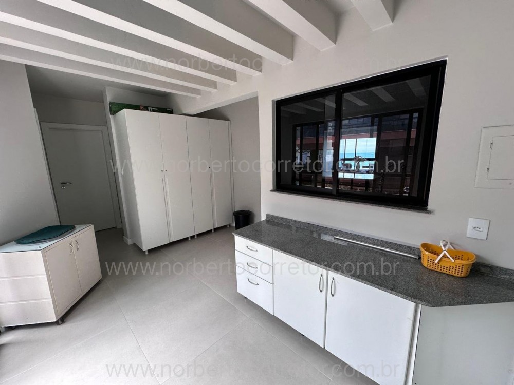 COBERTURA FRENTE MAR MEIA PRAIA